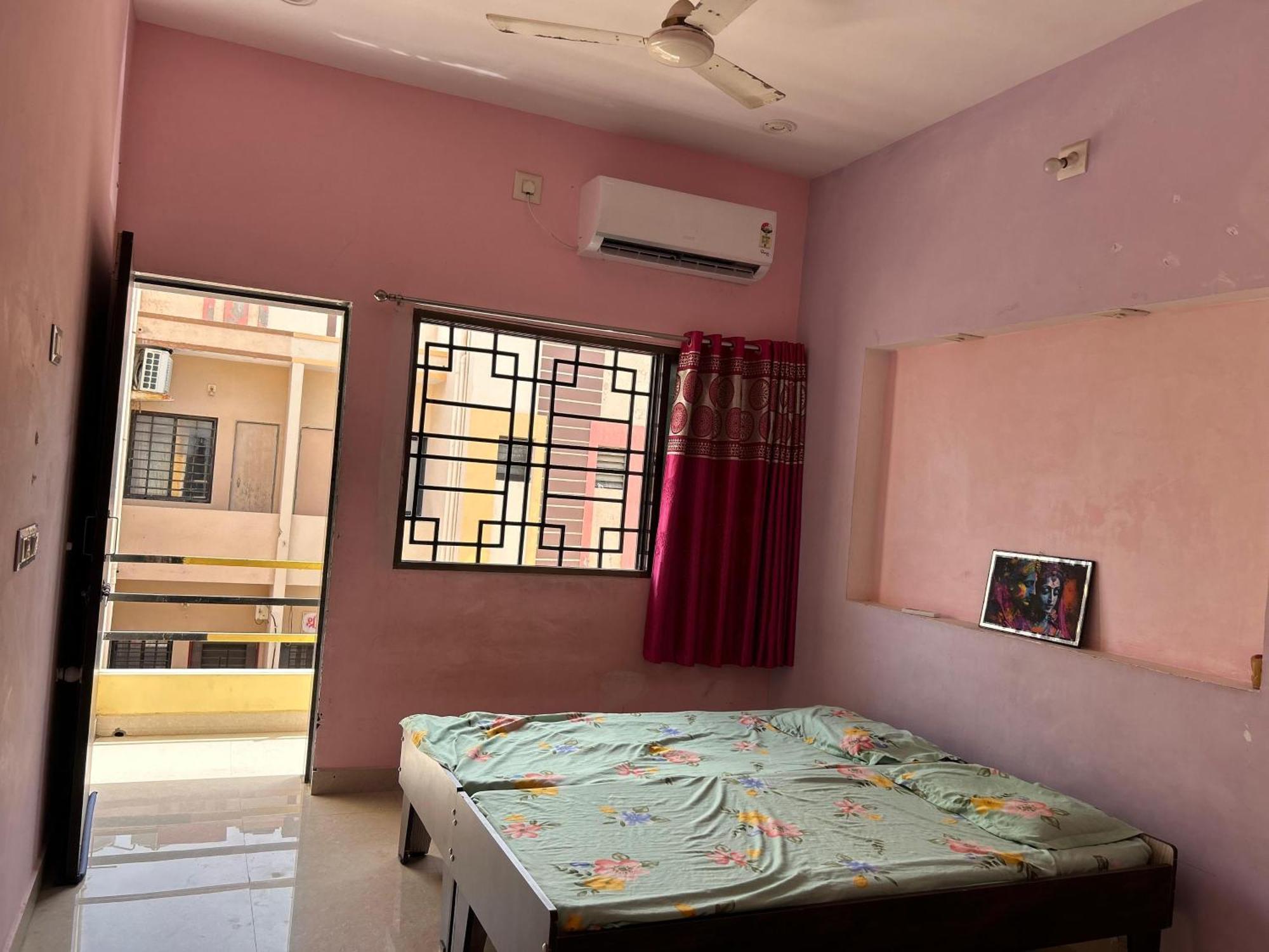 Dwarka Home Stay الغرفة الصورة